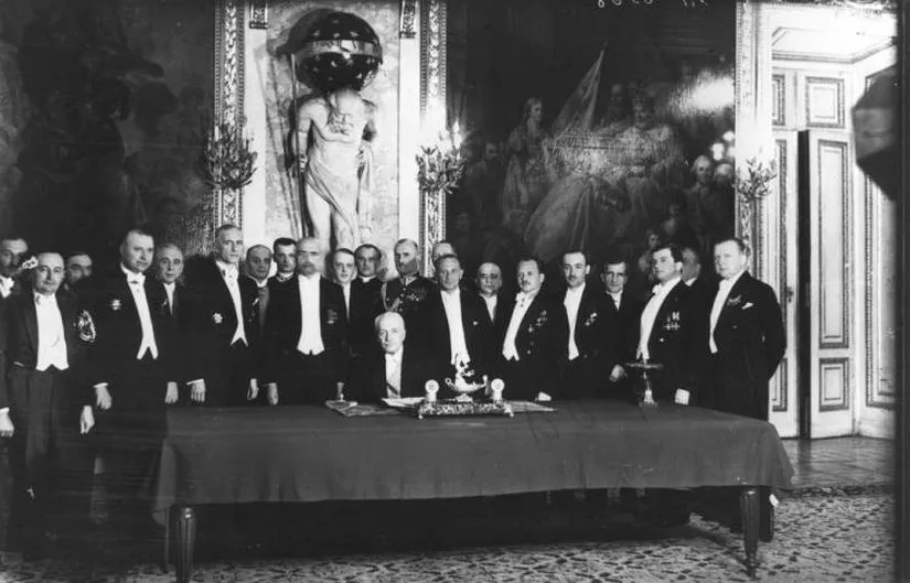 Jakie zmiany wprowadziła konstytucja kwietniowa? Odkryj kluczowe reformy i ich znaczenie