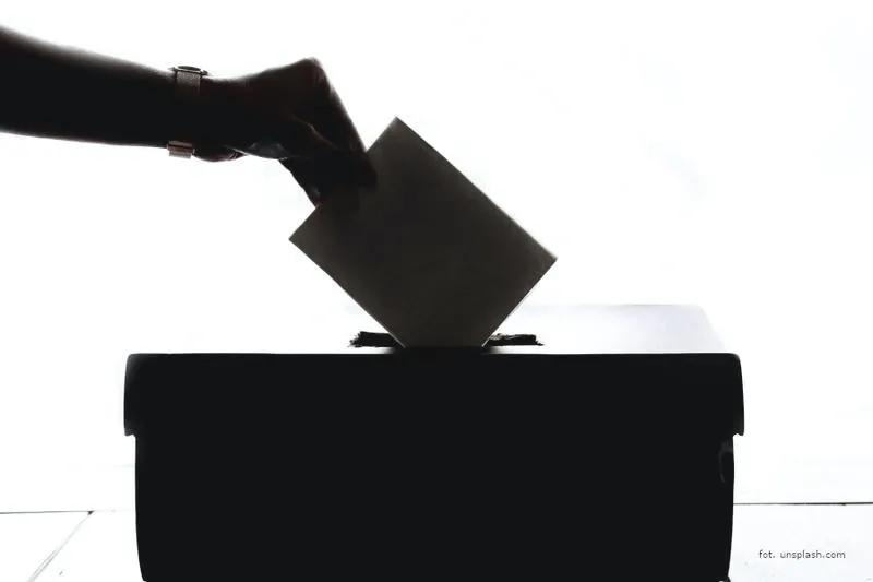 Prawo wyboru posłów i senatorów w Polsce – komu naprawdę przysługuje?